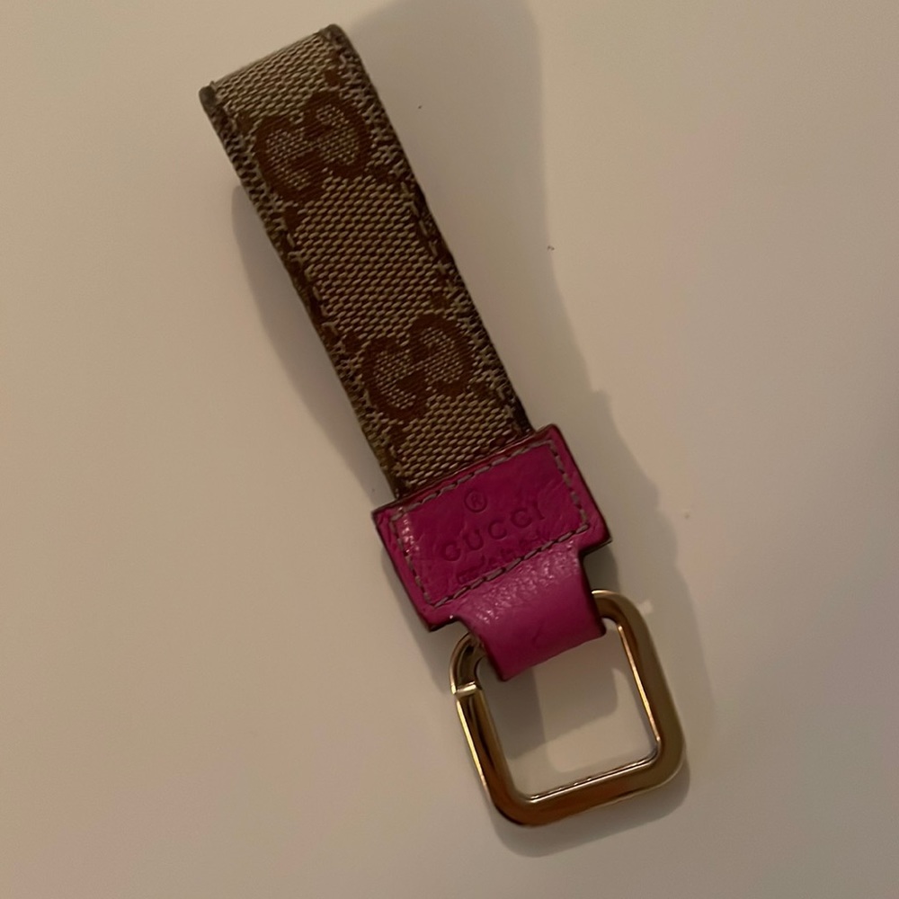 Gucci keychain. Pink leather with classic pattern. Square key ring.